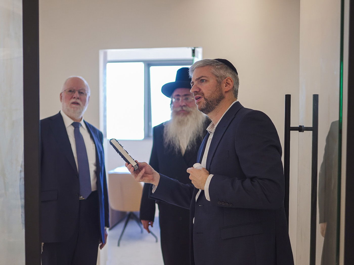 קביעת המזוזה באירוע ההשקה - טרא נדל"ן