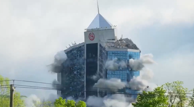 מלון
"שרתון
קרוסרודס"
קרס בפיצוץ מבוקר שהפך
ללהיט ויראלי |
צפו