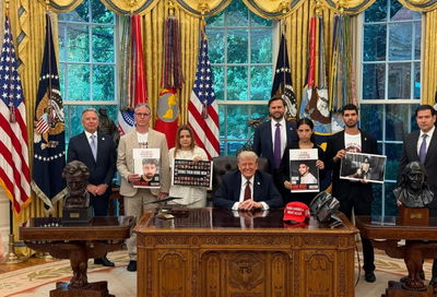 טראמפ בפגישה עם בני משפחות חטופים לפני בקיץ האחרון