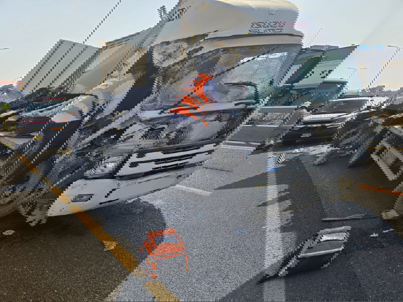 המשאית התהפכה על הכביש בתוך היישוב; כך חולץ הנהג הפצוע