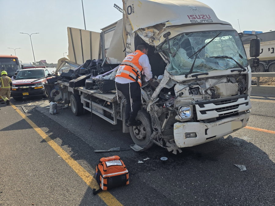 אוטובוס ומשאית התנגשו: שישה נוסעים נפצעו, הדופן הארוכה 'גולחה'