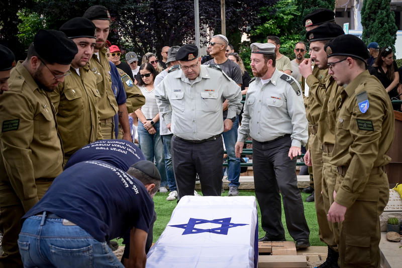 באמצע ההלוויה הכאובה: אביו של החלל החטוף ביקש לפנות להרצי הלוי