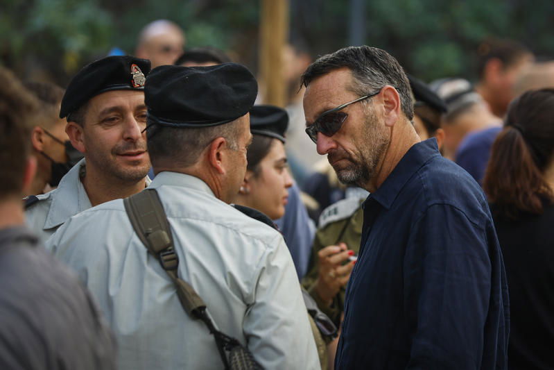 באמצע ההלוויה הכאובה: אביו של החלל החטוף ביקש לפנות להרצי הלוי