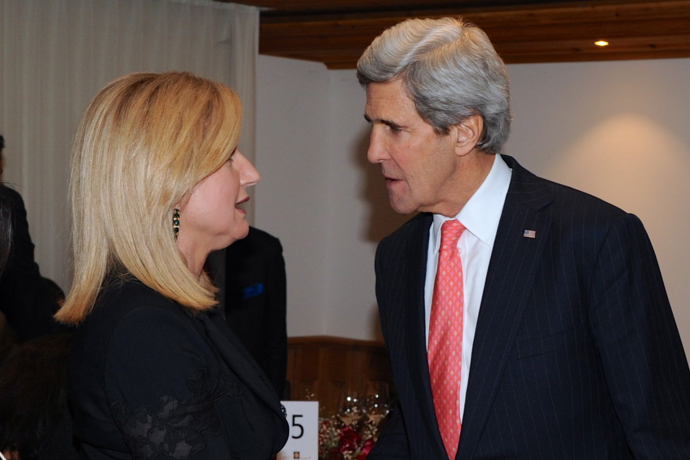 אריאנה הפינגטון בשיחה בכנס בארה"ב עם מזכיר המדינה לשעבר ג'ון קרי. 2014