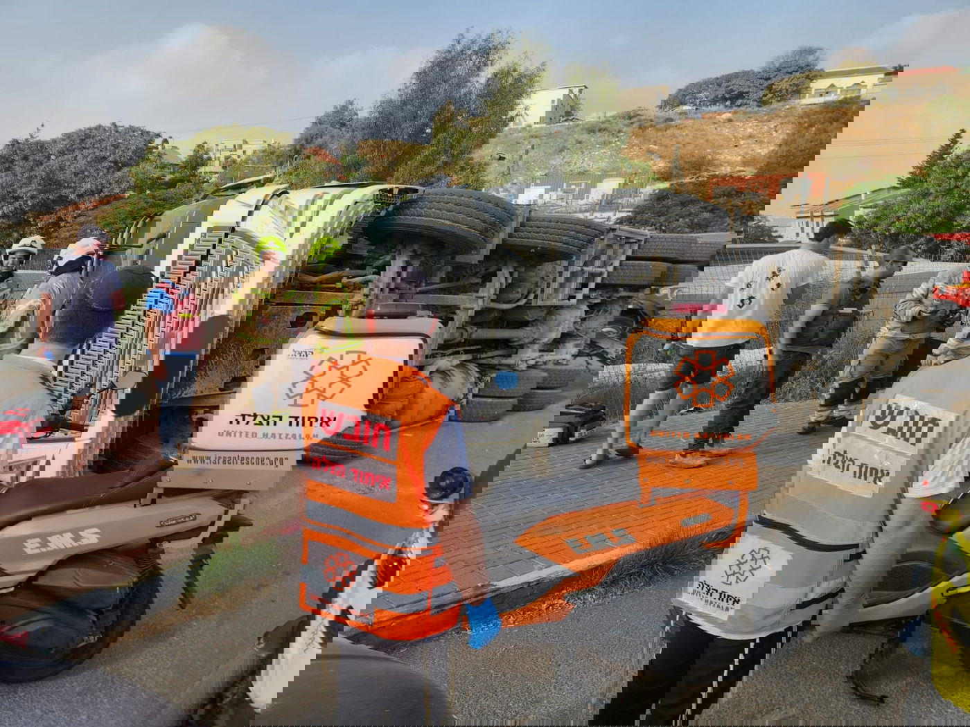 המשאית התהפכה על הכביש בתוך היישוב; כך חולץ הנהג הפצוע