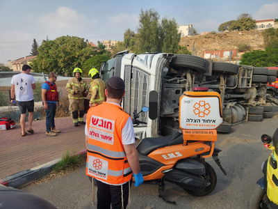 המשאית התהפכה על הכביש בתוך היישוב; כך חולץ הנהג הפצוע