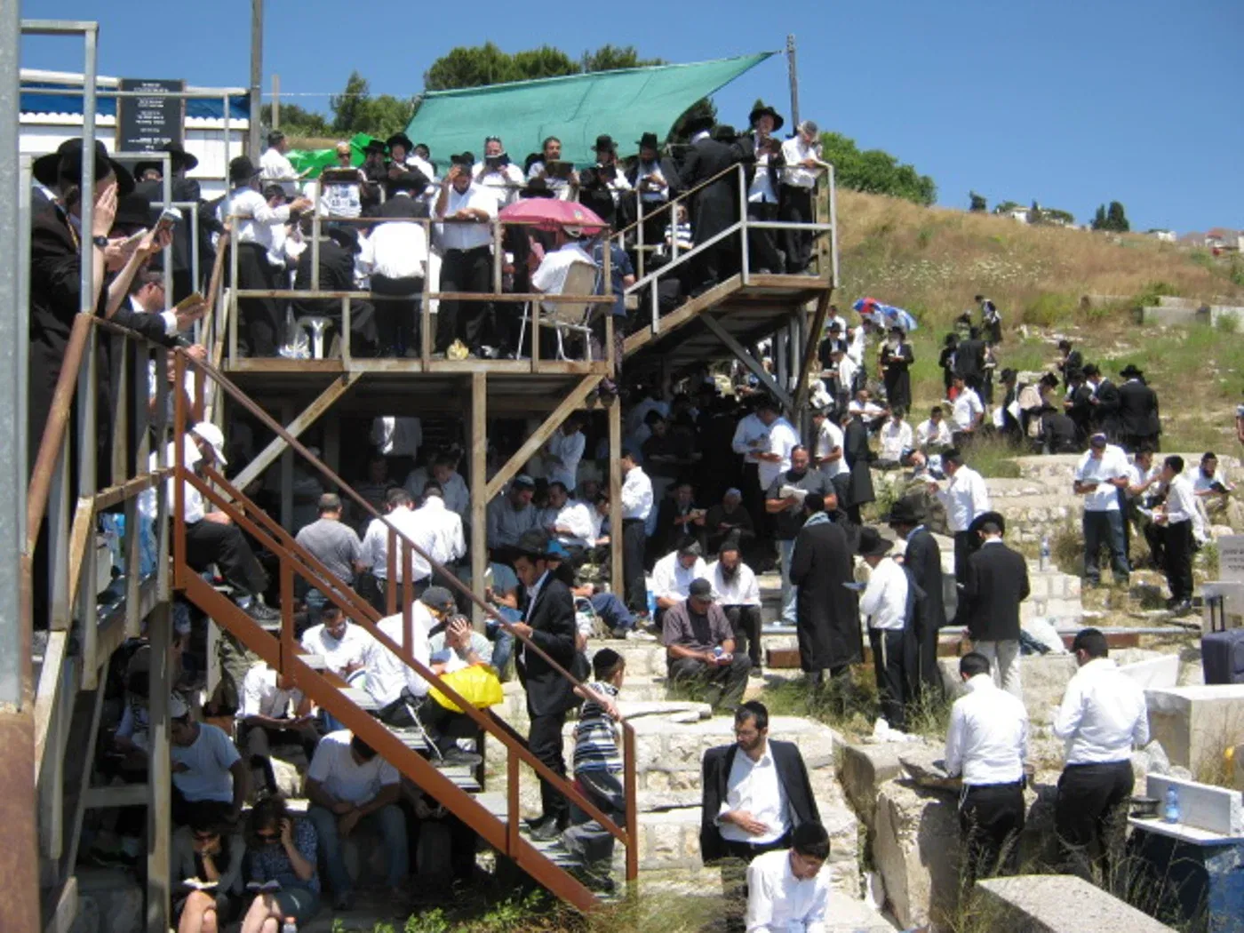 המונים פוקדים את ציון רבי לייב בעל הייסורים זצ"ל