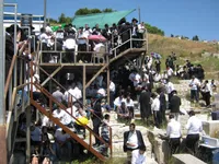 המונים פוקדים את ציון רבי לייב בעל הייסורים זצ"ל