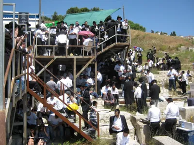 המונים פוקדים את ציון רבי לייב בעל הייסורים זצ"ל