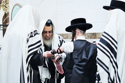 האדמו"ר מסאטמר בהנחת תפילין לנינו