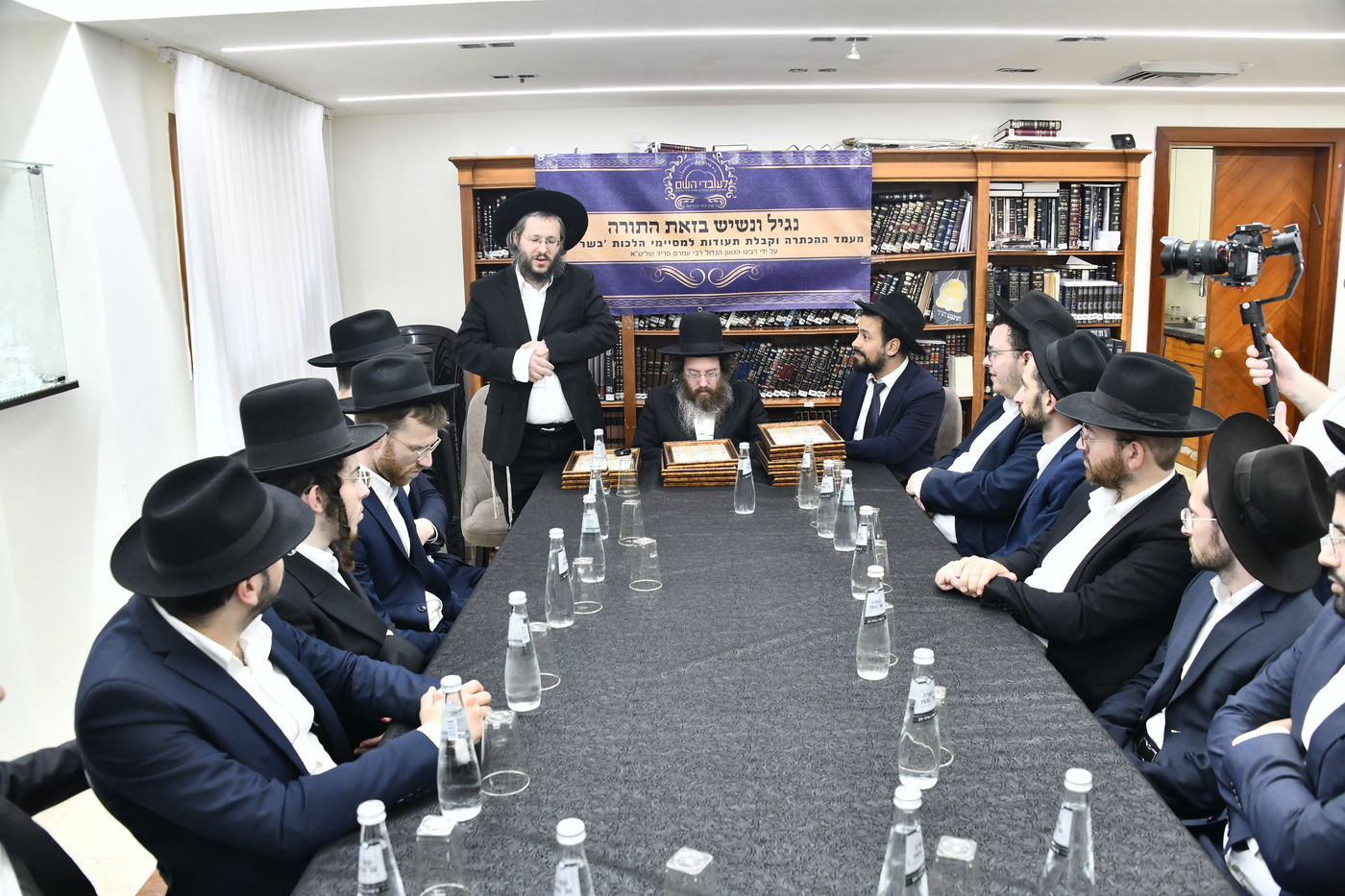 חלוקת תעודות הוראה בבית הגר"ע פריד