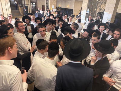  שמחת תורה באמצע השנה בפוניבז' - גר הצדק התקבל בשירה ובריקודים על ידי מאות בחורים