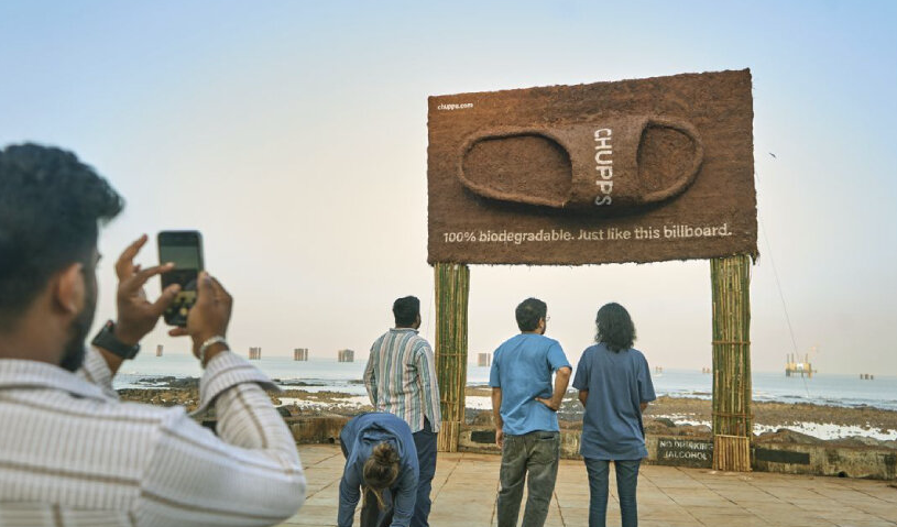 עוברי אורח מתפעלים מהשלט