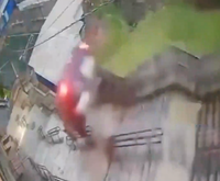 כמו בסרט אקשן: רכב צנח במדרגות עירוניות בלב סאו פאולו | צפו