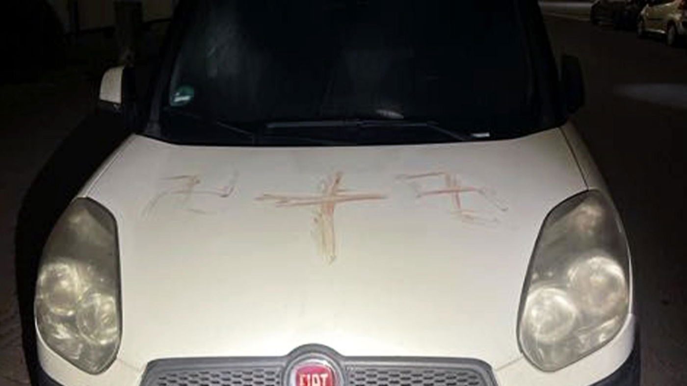 צלבי הקרס כפי שאותרו בזירה