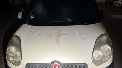 צלבי הקרס כפי שאותרו בזירה