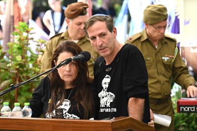 האבא נושא דברים בהלוויה