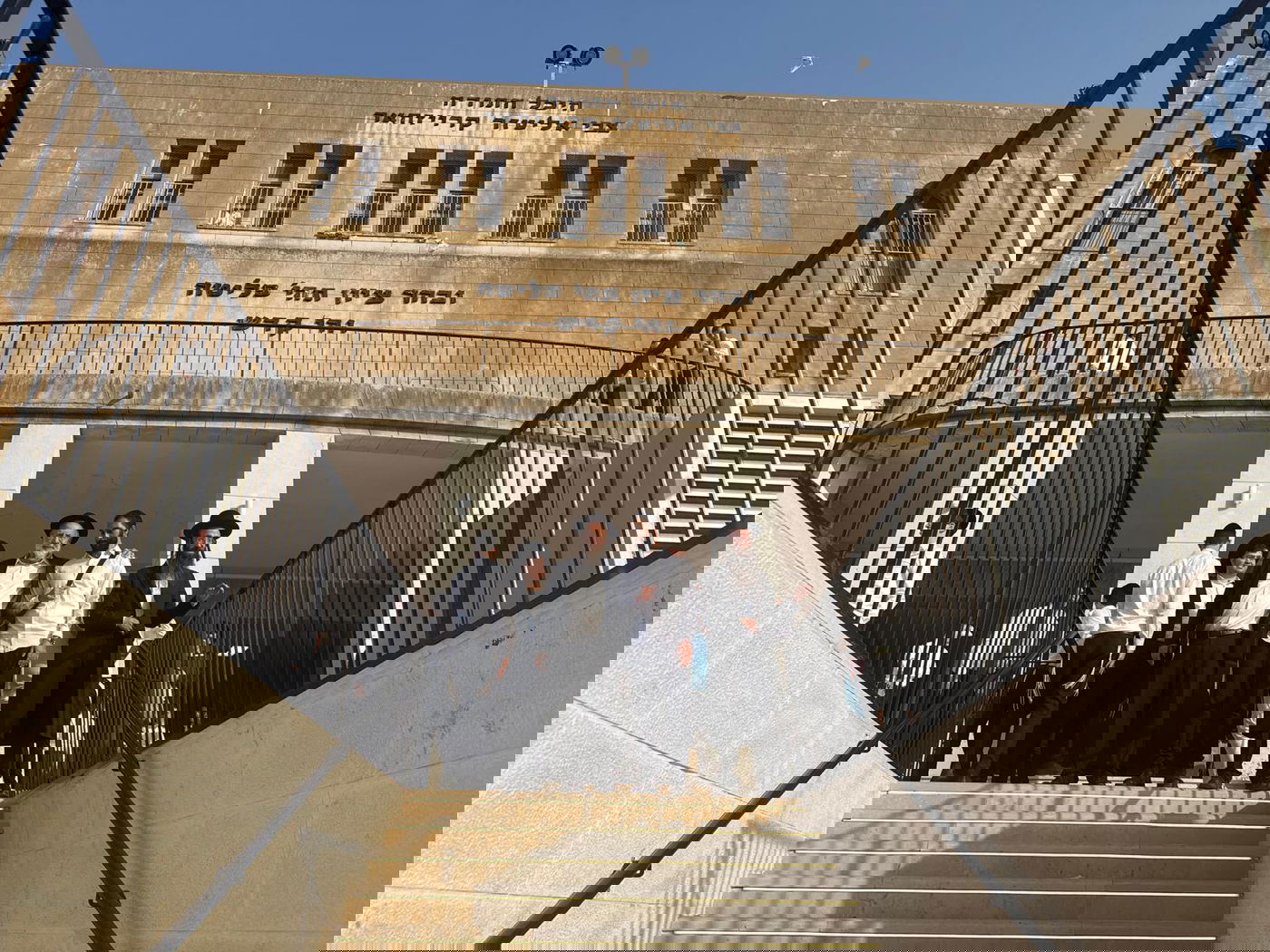 בפתח ישיבת פוניבז'