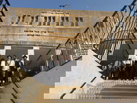 בפתח ישיבת פוניבז'