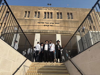 בפתח ישיבת פוניבז'