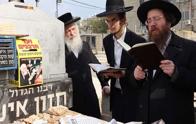 תפילה נדירה על קבר החזון איש: הפוסק הגר"ע פריד יעתיר על לומדי התורה