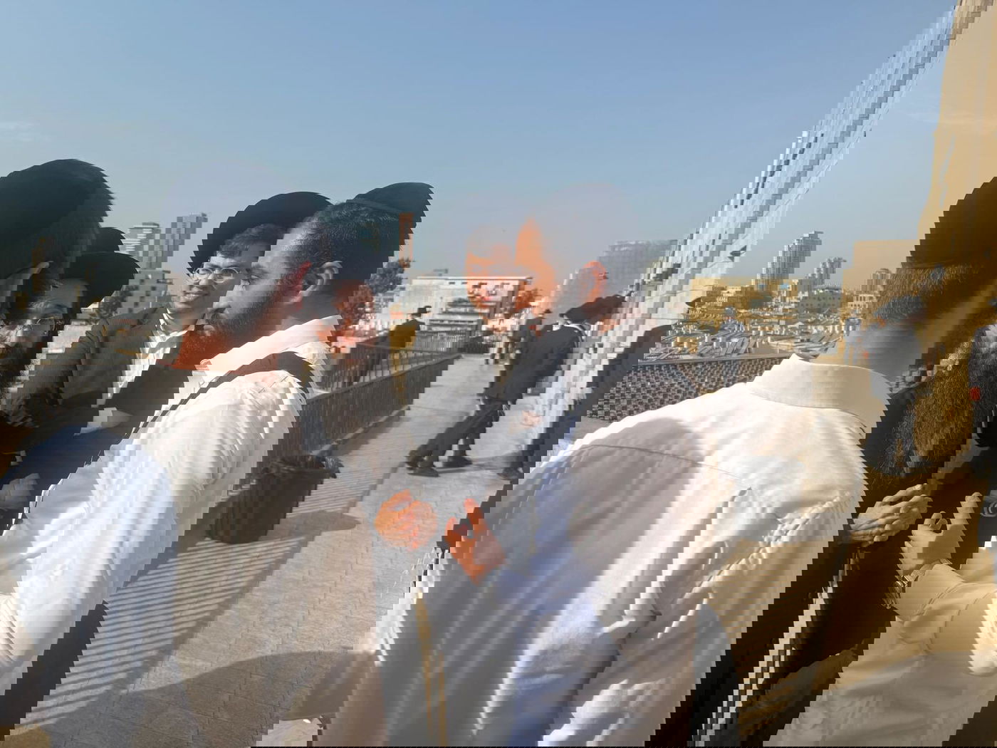 מדבר עם בחורי הישיבה