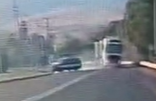"תעצור בצד": נהג המשאית התנגש בניידת, זרק אותה לשולי הכביש וברח | צפו
