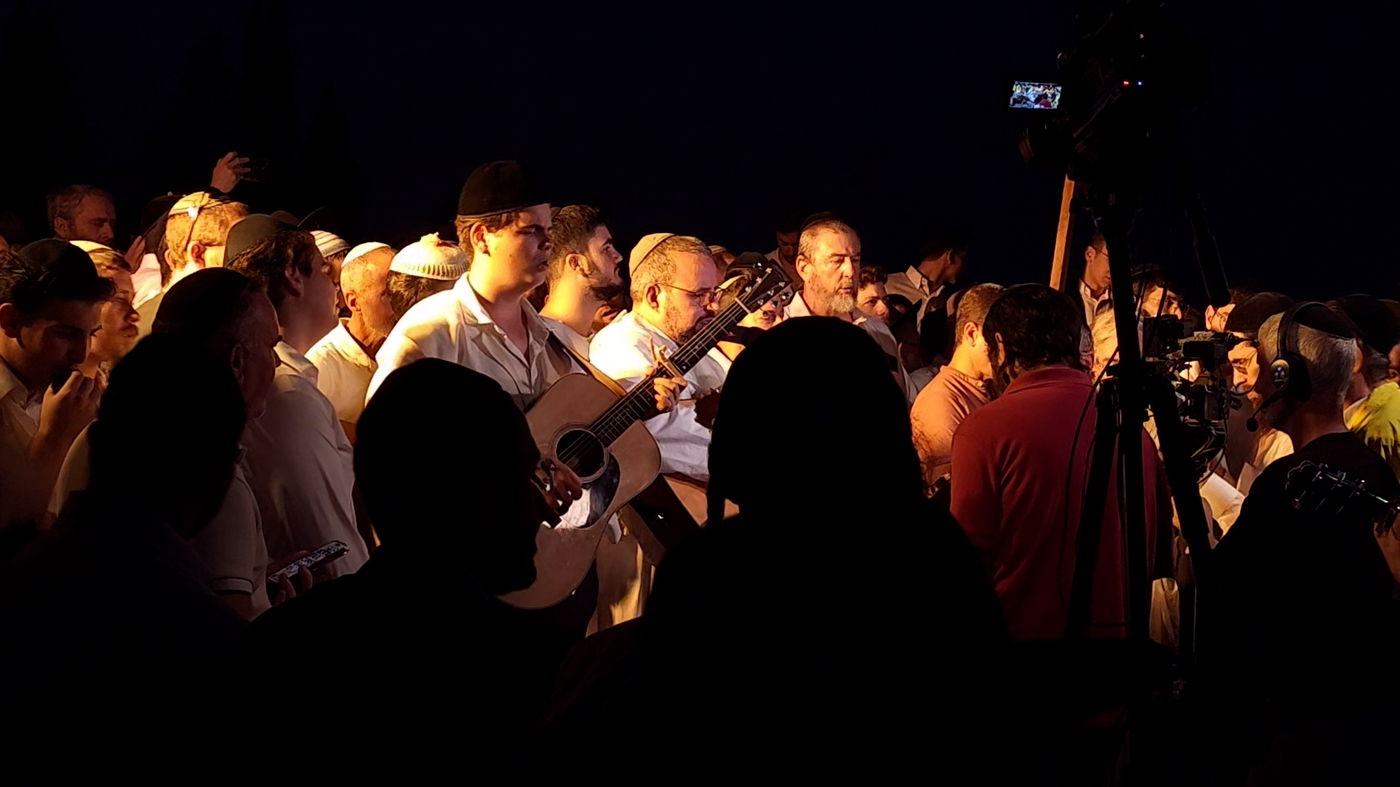 הילולת הרב שלמה קרליבך: היהודי שידע להתחבר לנפש בשיריו | צפו במשדר הרחוב עם יוסי עבדו