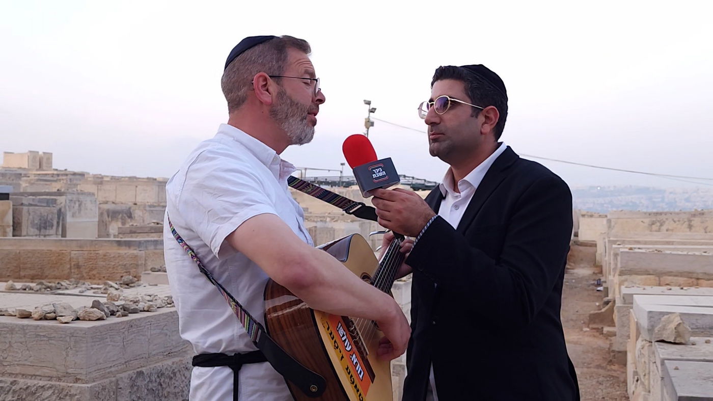 הילולת הרב שלמה קרליבך: היהודי שידע להתחבר לנפש בשיריו | צפו במשדר הרחוב עם יוסי עבדו