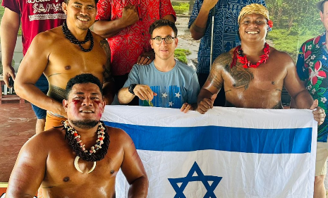 שרים "עם ישראל חי" במבטא מוזר | צפו בתיעוד לא שגרתי מהאיים הכי רחוקים מפה