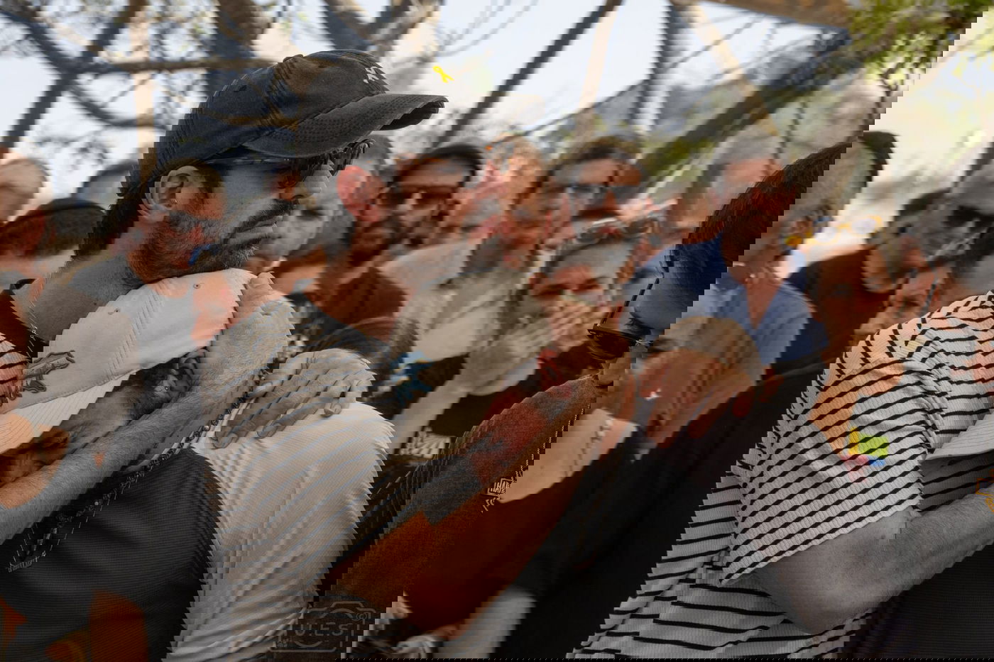 האלמנה פרצה בבכי בהלוויית החטוף | הבת בישרה: "יש לך נכדה חדשה"