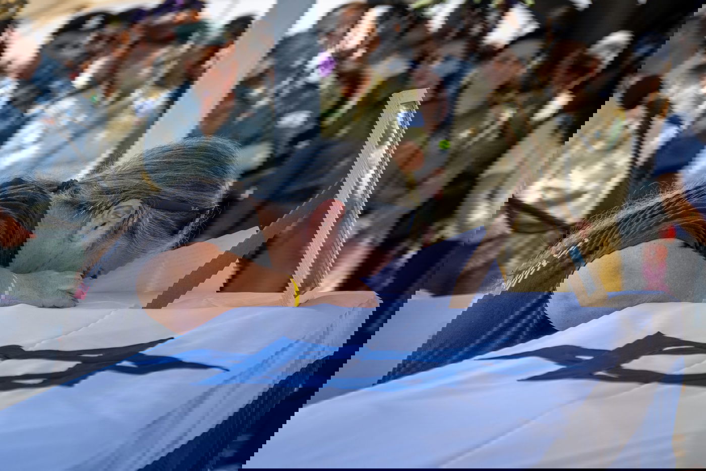 האלמנה פרצה בבכי בהלוויית החטוף | הבת בישרה: "יש לך נכדה חדשה"