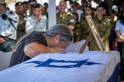 האלמנה פרצה בבכי בהלוויית החטוף | הבת בישרה: "יש לך נכדה חדשה"