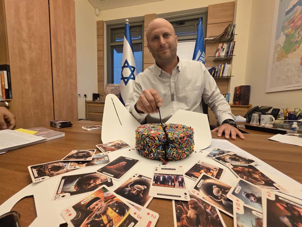 ח"כ קרויזר מעוצמה יהודית חוגג את העברת החוק 