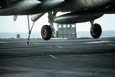 עצירת ענק: הפיזיקה שמאחורי חוט הבלימה שעוצר מטוסי קרב על נושאת מטוסים | צפו