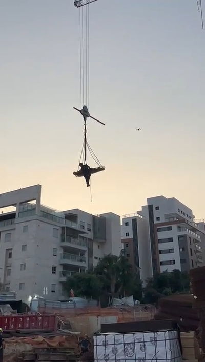 מלחיץ: מפעיל עגורן עבר תאונה בגובה 50 מטרים - כך חילצו אותו אנשי כב"ה | תיעוד