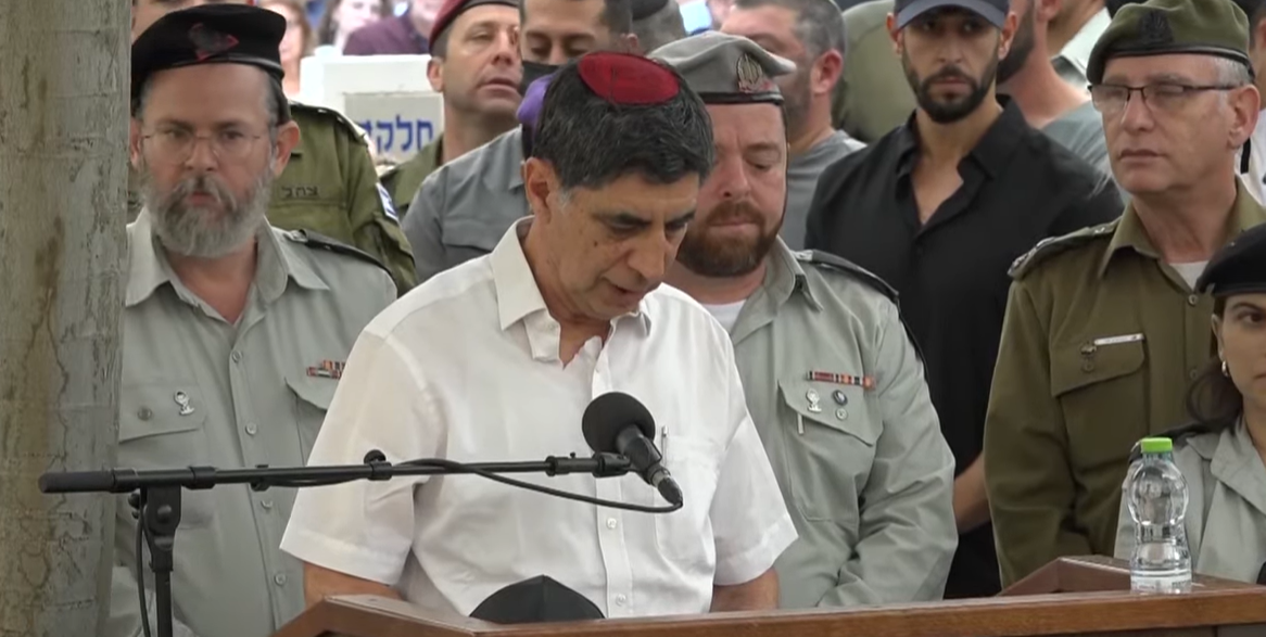 שמחה גולדין באמרית קדיש בהלווית בנו הדר