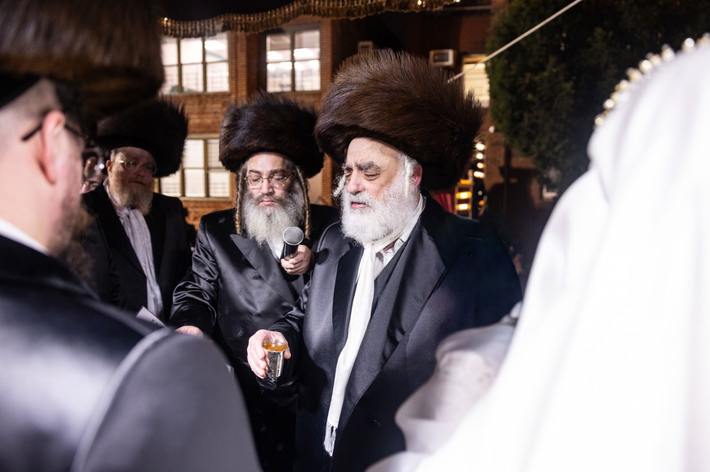 האדמו"ר מויז'ניץ ירושלים בברכה תחת החופה