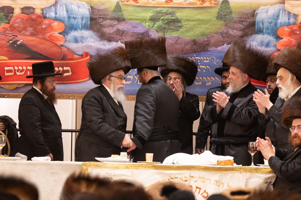 האדמו"ר מויז'ניץ מונסי בשמחה