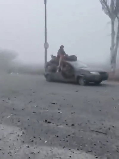 כמו בסרט פעולה: הרוסים חודרים לפוקרובסק על אופנועים ורכבים מרוסקים