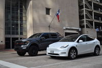 טסלה מודל Y לצד רכב של פורד