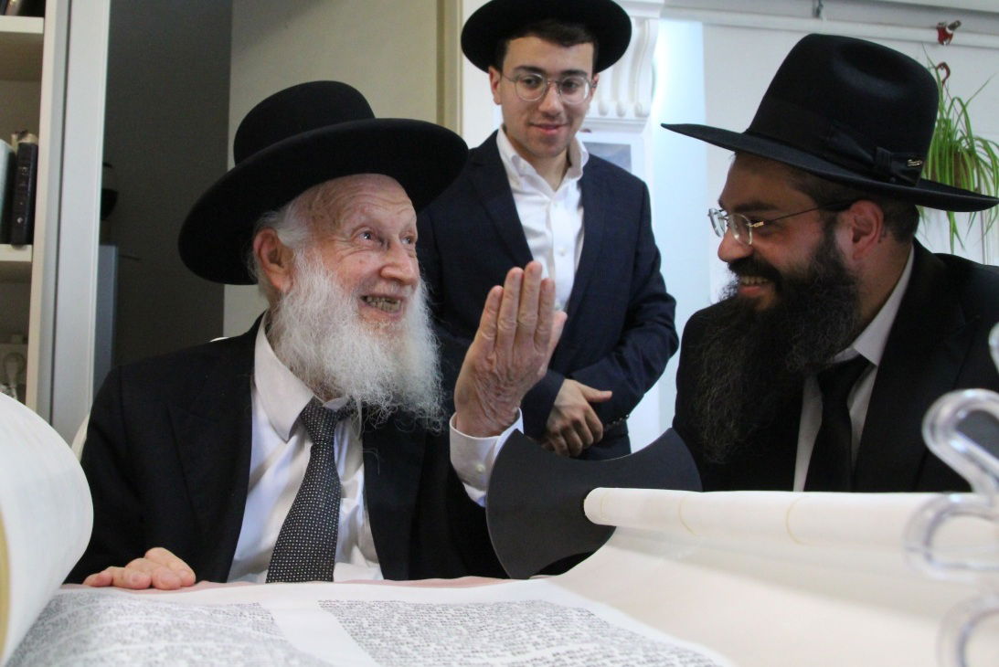 הכנסת ס"ת לישיבת 'אהל תורה'