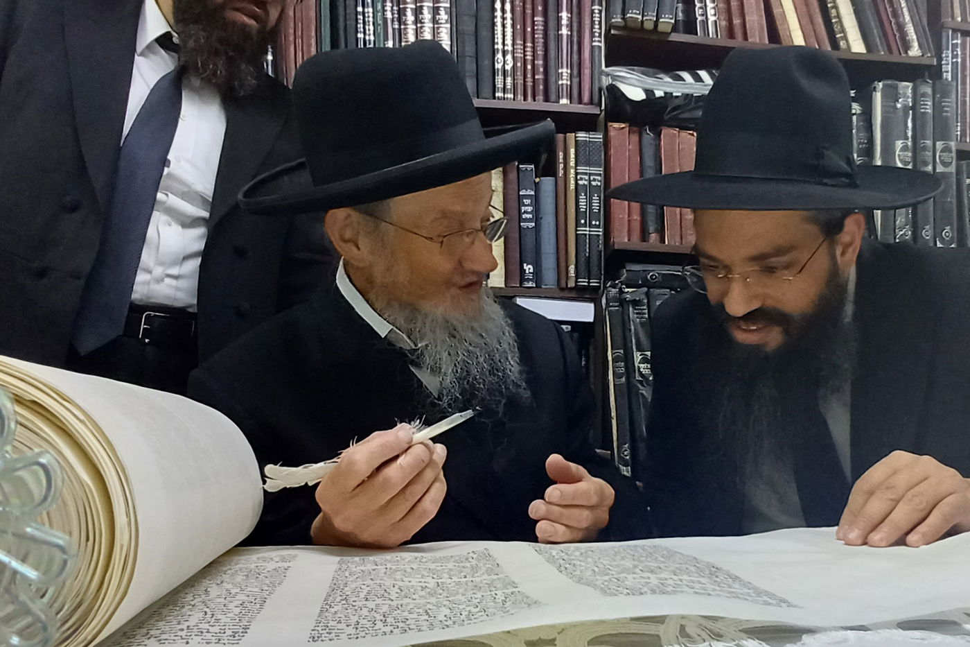 הכנסת ס"ת לישיבת 'אהל תורה'