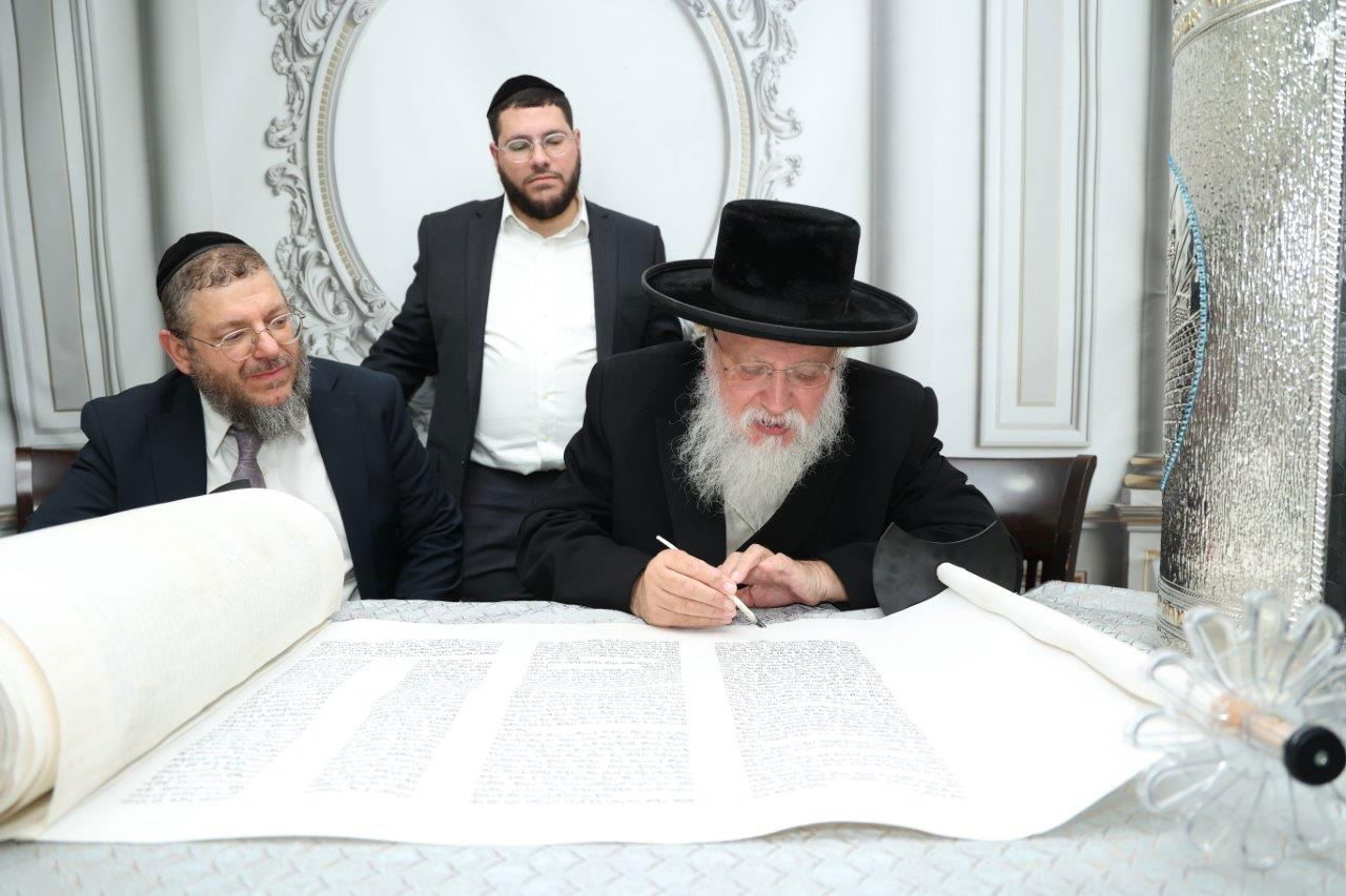 הכנסת ס"ת לישיבת 'אהל תורה'