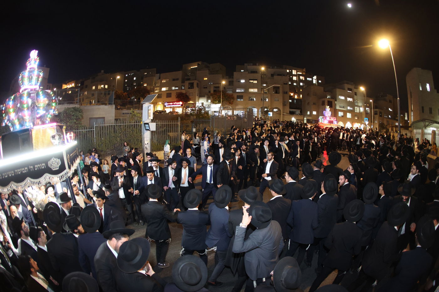 הכנסת ס"ת לישיבת 'אהל תורה'