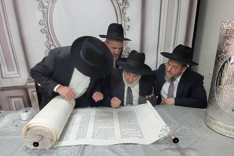 הכנסת ס"ת לישיבת 'אהל תורה'