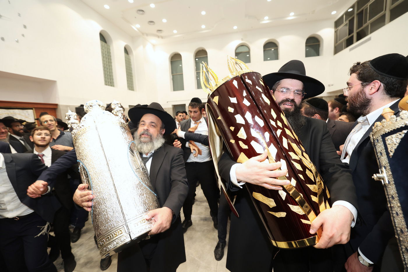 הכנסת ס"ת לישיבת 'אהל תורה'