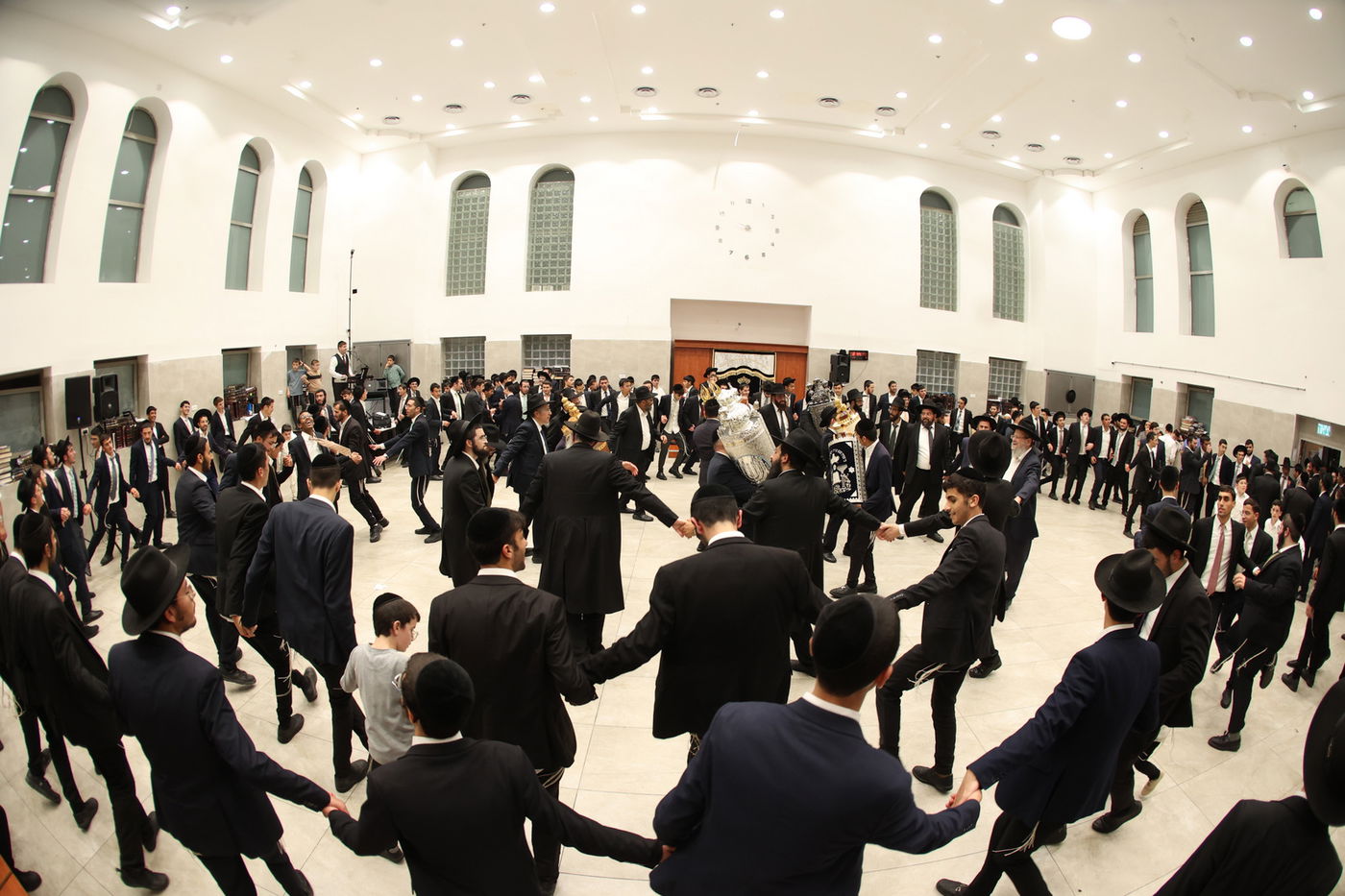 הכנסת ס"ת לישיבת 'אהל תורה'