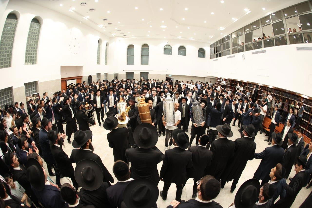 הכנסת ס"ת לישיבת 'אהל תורה'