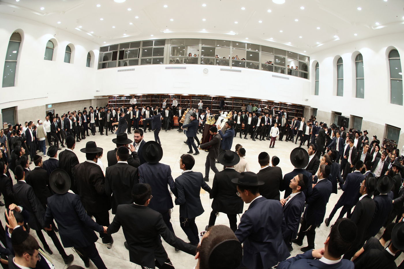 הכנסת ס"ת לישיבת 'אהל תורה'